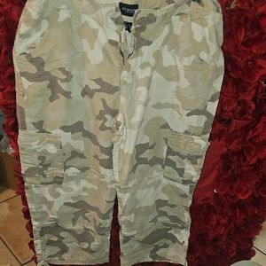 Sonoma Women's Tan Camouflage Cargo Capri Pants Size 12